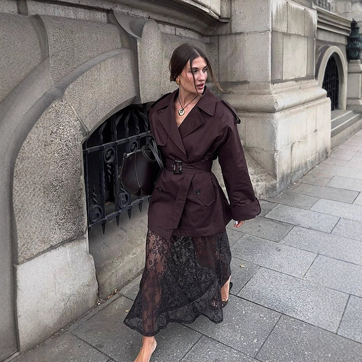 Damen Kurztrench mit Oversize-Schnitt, Taillengürtel und markanten Schulterpatten Echoarchiv
