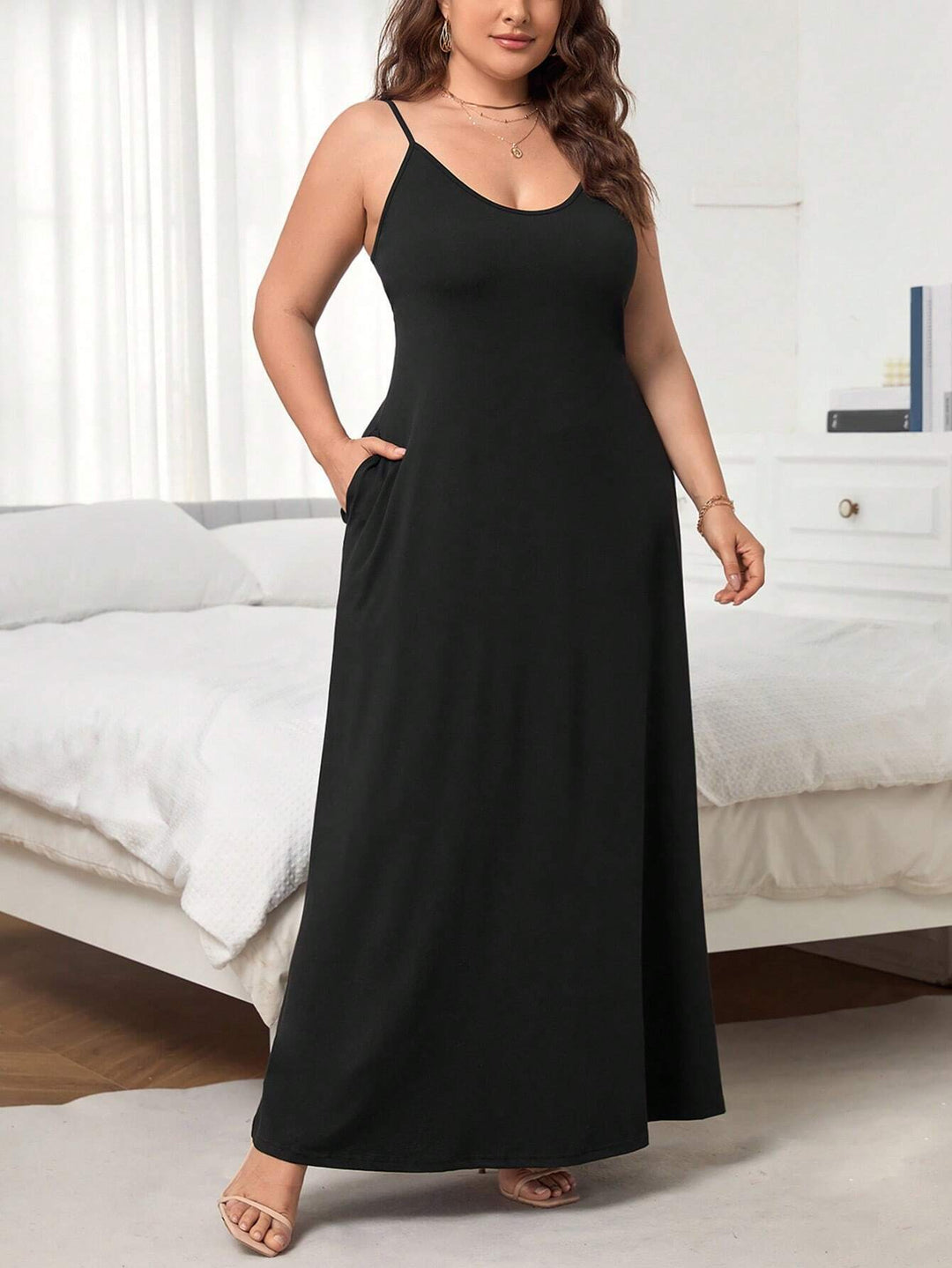 Damen Maxikleid mit schmalen Spagettiträgern und praktischen Seitentaschen Echo Archiv