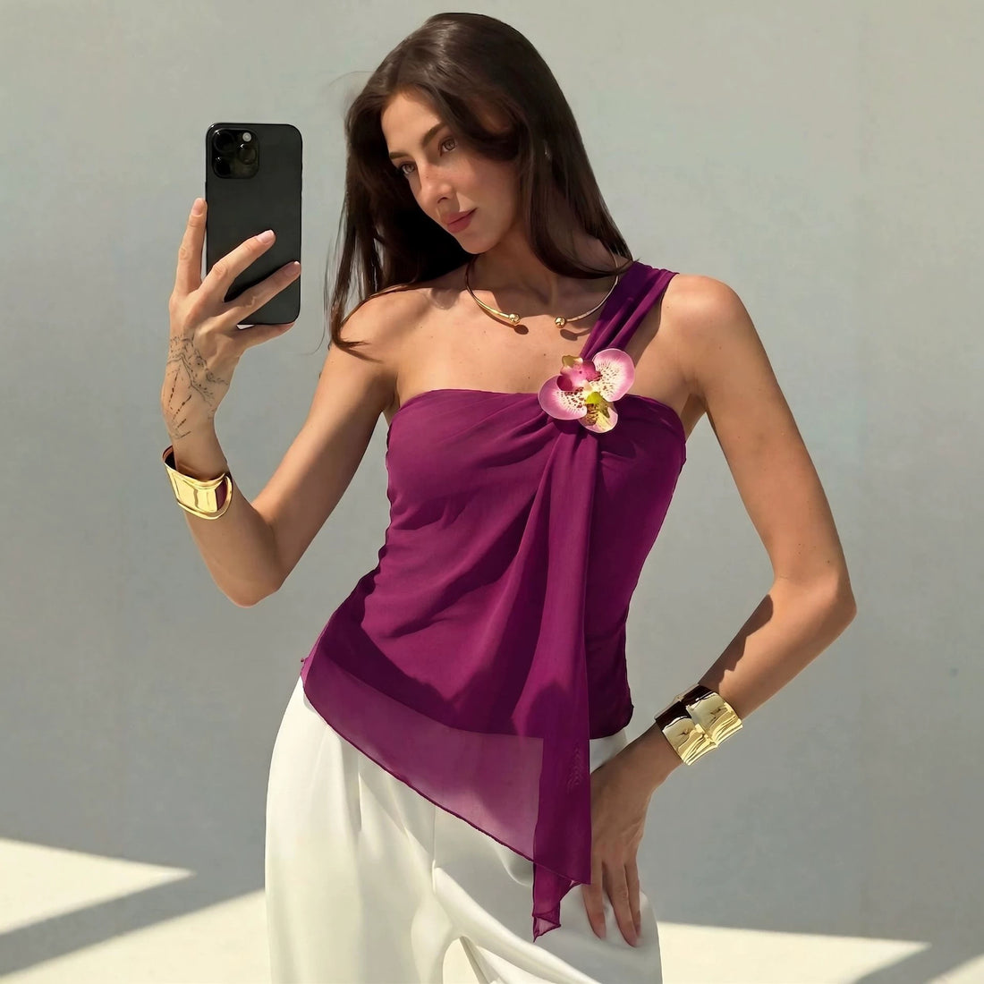 Damen asymmetrisches Einschulter-Chiffon-Oberteil mit Drapierung und Zierbrosche – Avérine