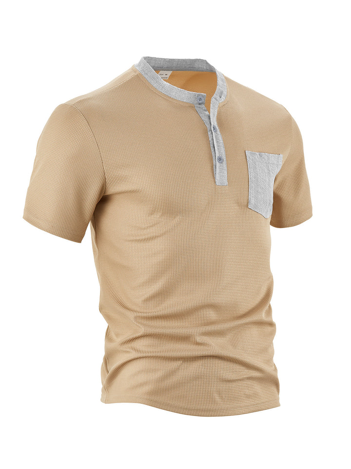 Herren modisches Kurzarm-Henley-Shirt mit strukturierter Oberfläche und praktischer Brusttasche Echoarchiv