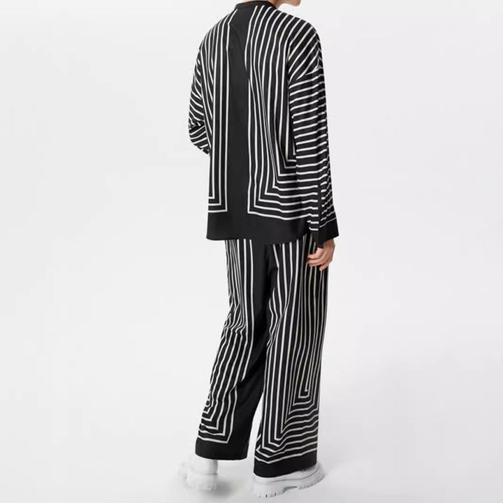 Damen nan gestreiftes Lounge-Zweiteiler mit Stehkragen knöpfbarer Hemdjacke und gerader Pyjamahose Echo Archiv