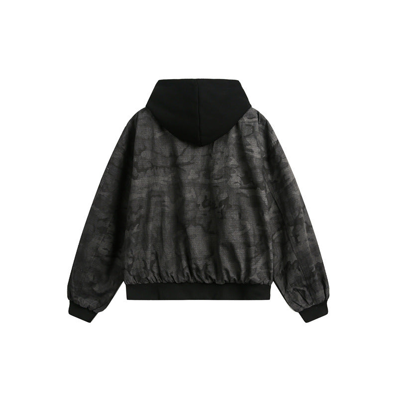 Herren Kurz geschnittener Oversize-Bomber im Layer-Look mit integrierter Kapuze und Camouflage-Jacquard Echoarchiv