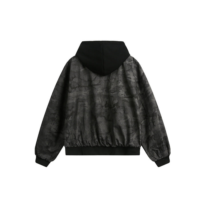 Herren Kurz geschnittener Oversize-Bomber im Layer-Look mit integrierter Kapuze und Camouflage-Jacquard Echoarchiv