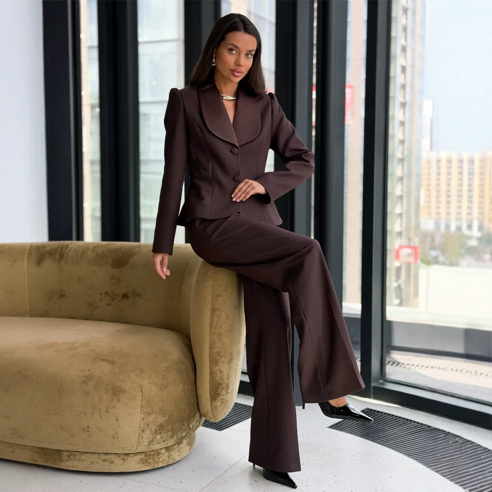 Damen Taillierter Blazer mit übergroßem Schalkragen und Hose mit hohem Bund und weitem Bein Echoarchiv