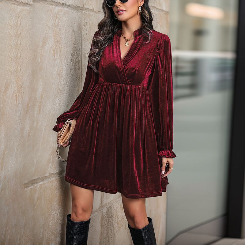 Damen Samt-Minikleid mit Wickeloberteil, Empire-Taille und Rüschenmanschetten – Élara