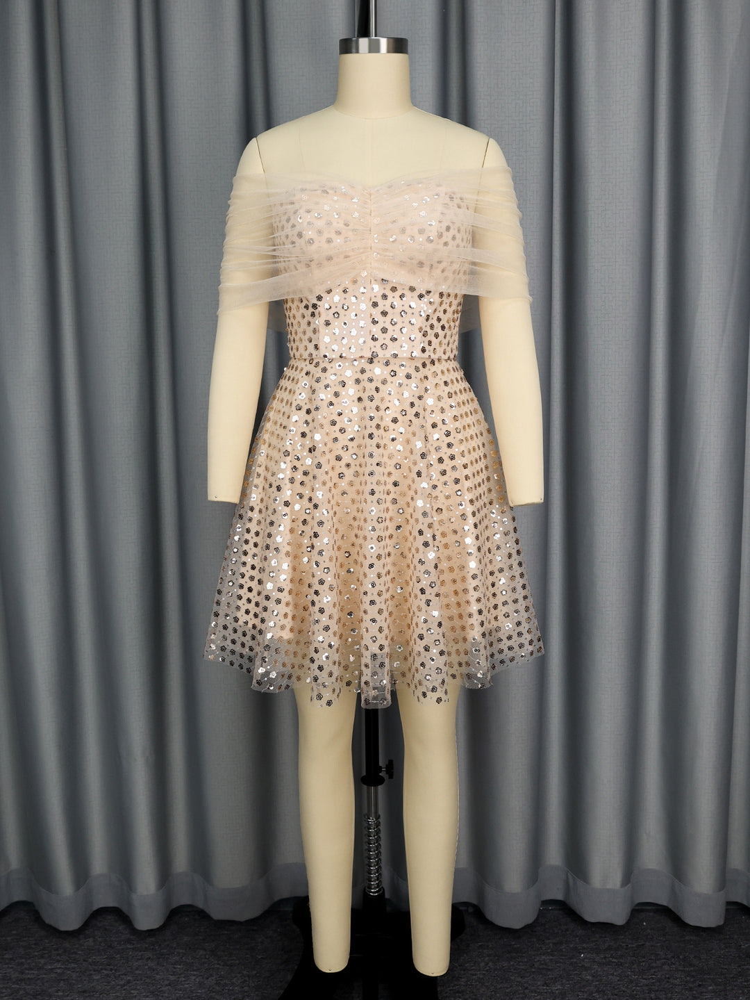 Damen glamouröses Tüllkleid mit funkelnden Pailletten Echo Archiv