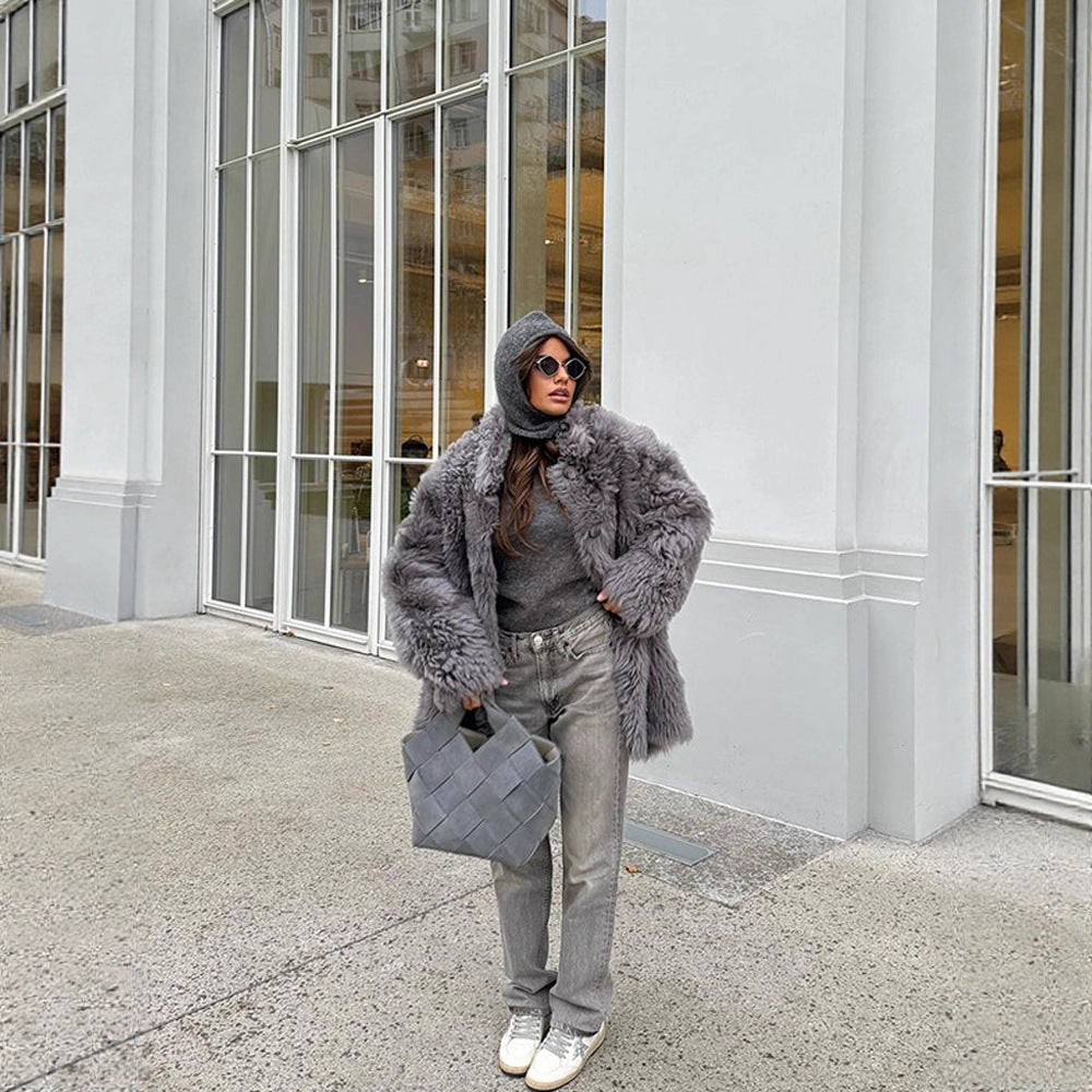 Damen Kurzer Oversize Webpelz‑Mantel mit voluminöser Lockenstruktur und Knopfverschluss Echoarchiv