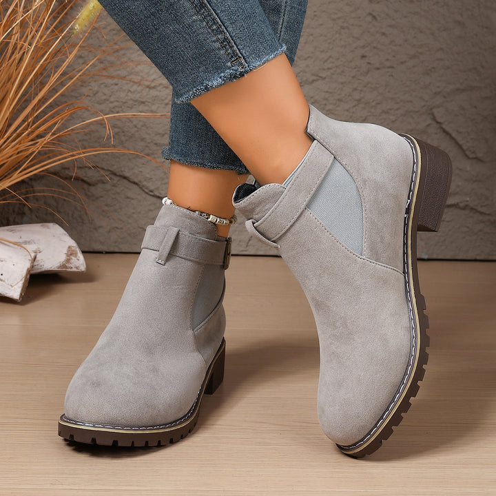 Damen Stiefelette mit Velours-Optik, elastischem Einsatz und Schnallenriemen Echoarchiv