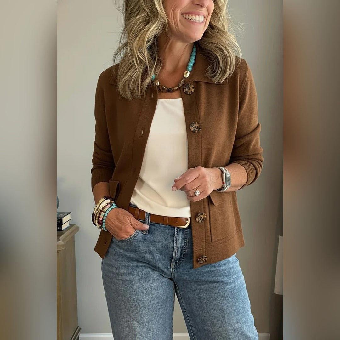 Damen Kurzstrickjacke mit Hemdkragen, aufgesetzten Taschen und Hornknöpfen Echo Archiv