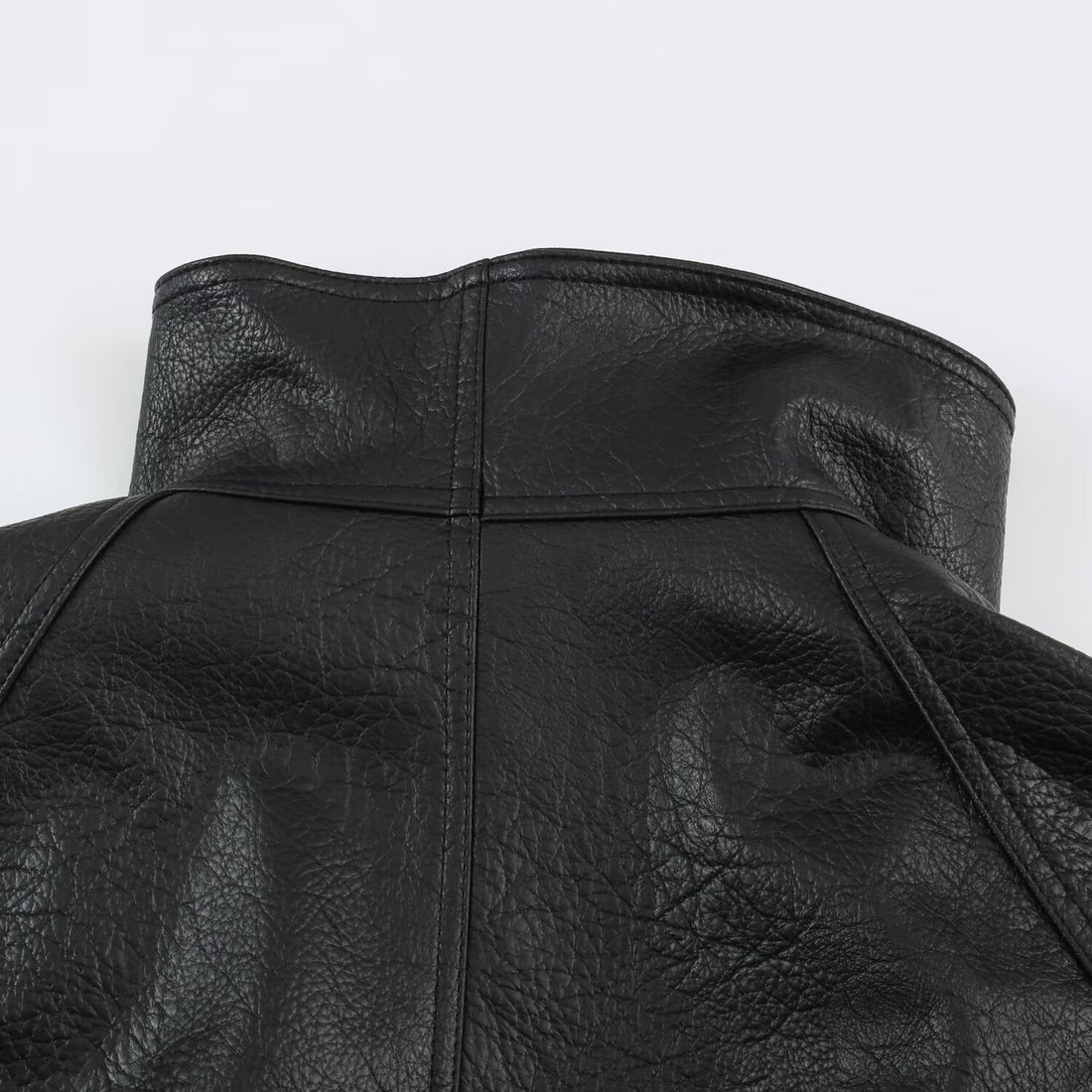 Damen Oversized Kunstleder-Capejacke mit hohem Stehkragen und Pattentaschen Echoarchiv