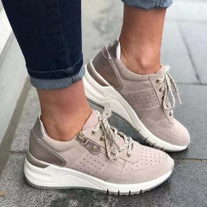 Damen Chunky-Plateau-Sneaker mit perforiertem Velours, gepolstertem Komfortfußbett und Metallic-Fersenaufbau – Névara