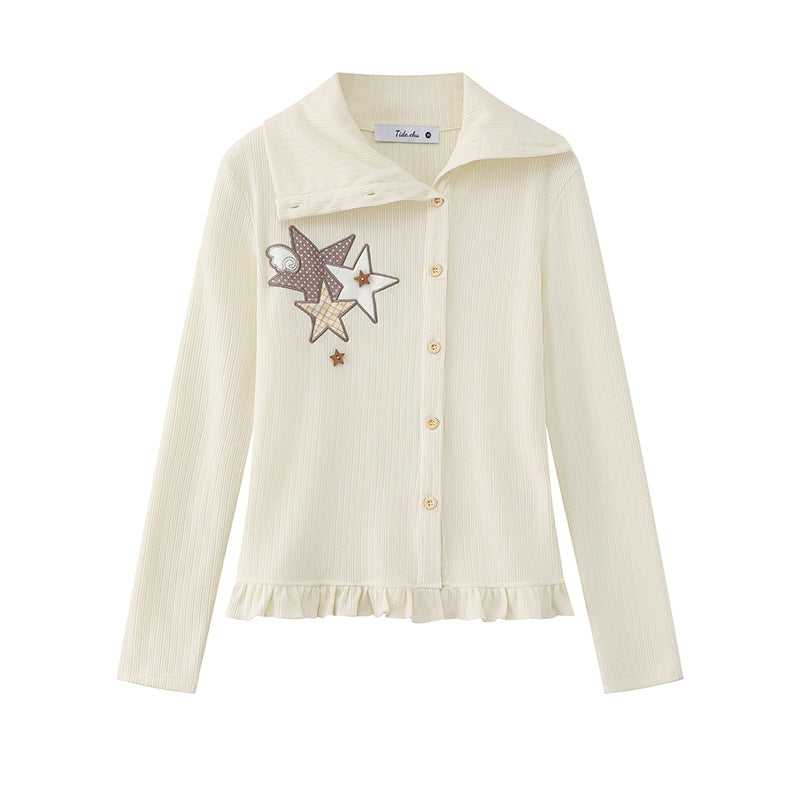 Damen Strickjacke mit Knopfleiste, großem Kragen, Rüschensaum und Stern-Applikationen Echoarchiv