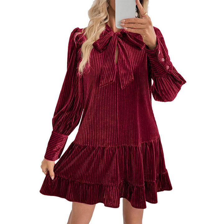Damen Samt-Faltenkleid mit Schleifenkragen, Puffärmeln und stufigem Volantrock – Élara