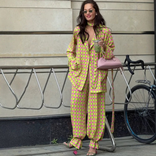 Damen Zweiteiliges Seidenoptik-Anzugset mit Oversize-Blazer, weitem Bundfaltenhose & passendem Schlauchschal Echoarchiv