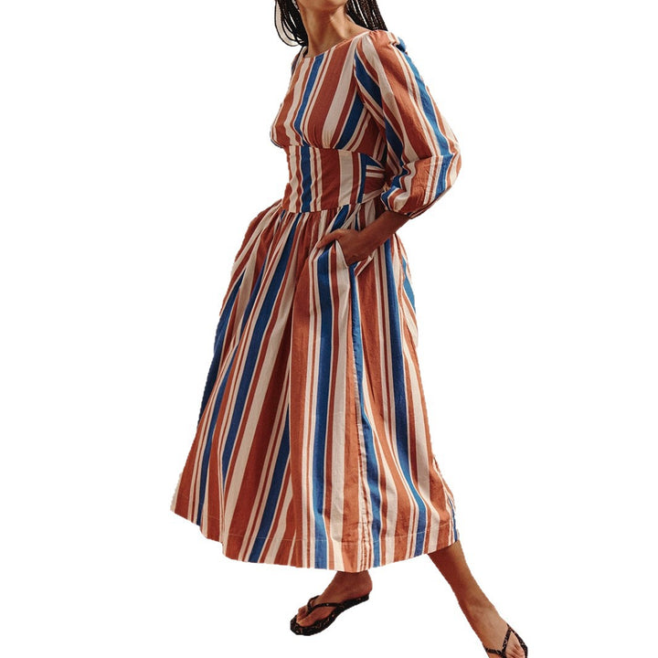Damen Gestreiftes Midikleid mit taillierter Korsage, 3/4‑Ärmeln und Eingrifftaschen – Avérine