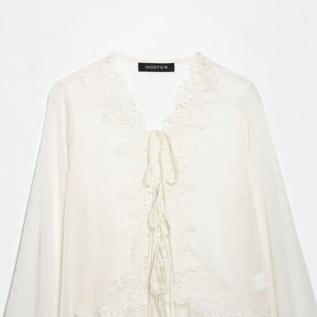 Damen Romantische Chiffonbluse mit Spitzenbesatz, V‑Ausschnitt und Volantstufen Echo Archiv
