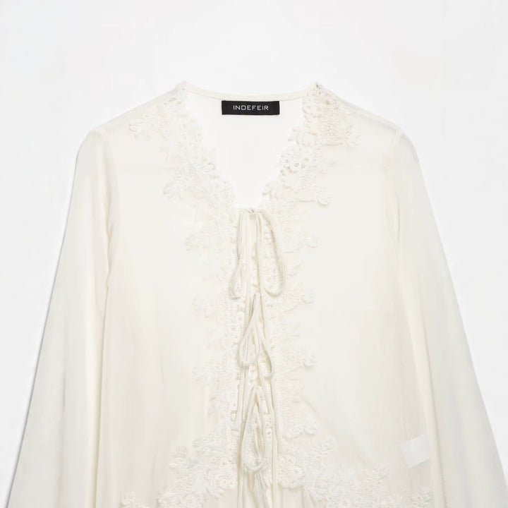 Damen Romantische Chiffonbluse mit Spitzenbesatz, V‑Ausschnitt und Volantstufen Echo Archiv