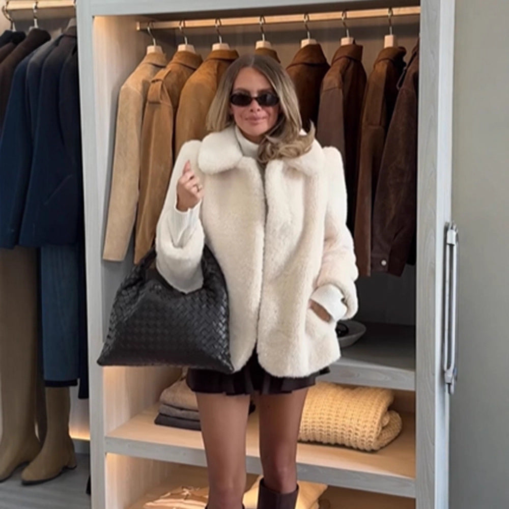 Damen Kurzjacke aus Teddy-Fauxfur mit Oversize-Kragen und Eingrifftaschen Echoarchiv
