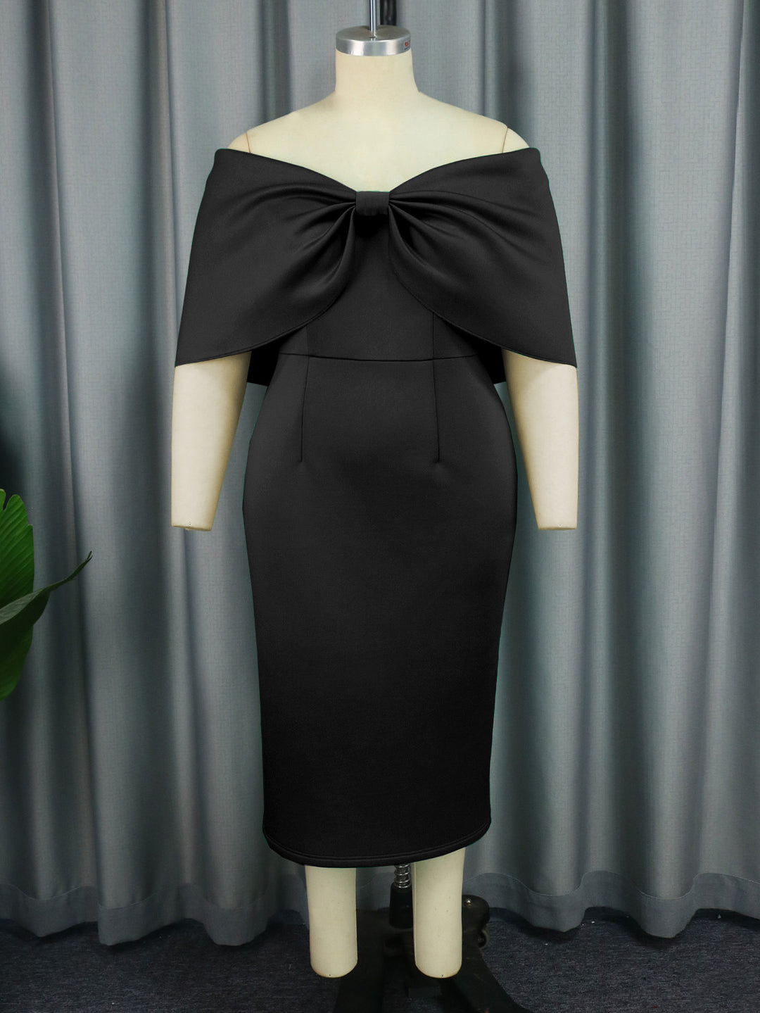 Damen figurbetontes Abendkleid mit abnehmbarem Tüllüberwurf und Schleifen-Detail Echo Archiv