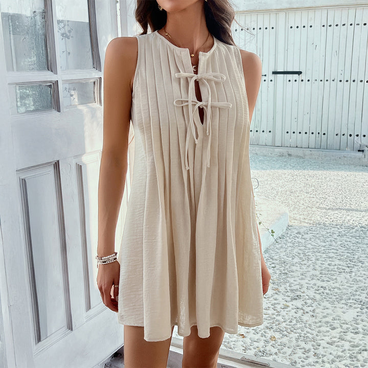 Damen Ärmelloses Sommerkleid mit Plisseefalten und dekorativem Schlüssel-Ausschnitt Echo Archiv