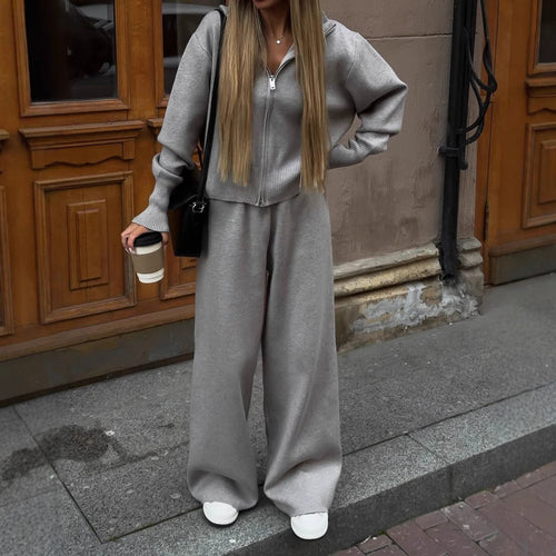 Damen Feinstrick-Zweiteiler mit taillierter Zip-Kapuzenjacke und weiten High‑Waist Kordelhose – Élanora