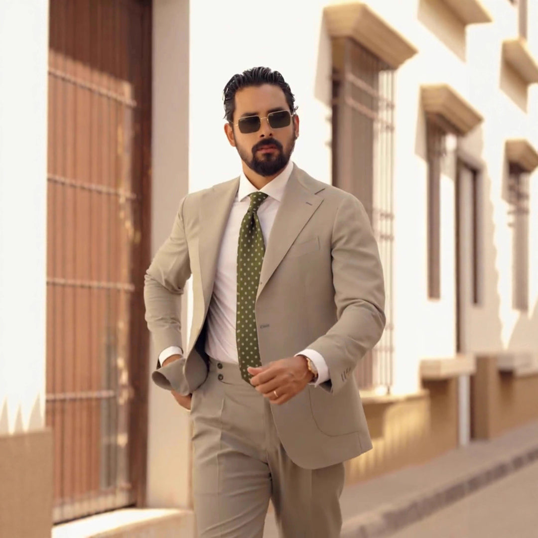 Herren eleganter Anzug im modernen Schnitt mit stilvollen Details Echoarchiv