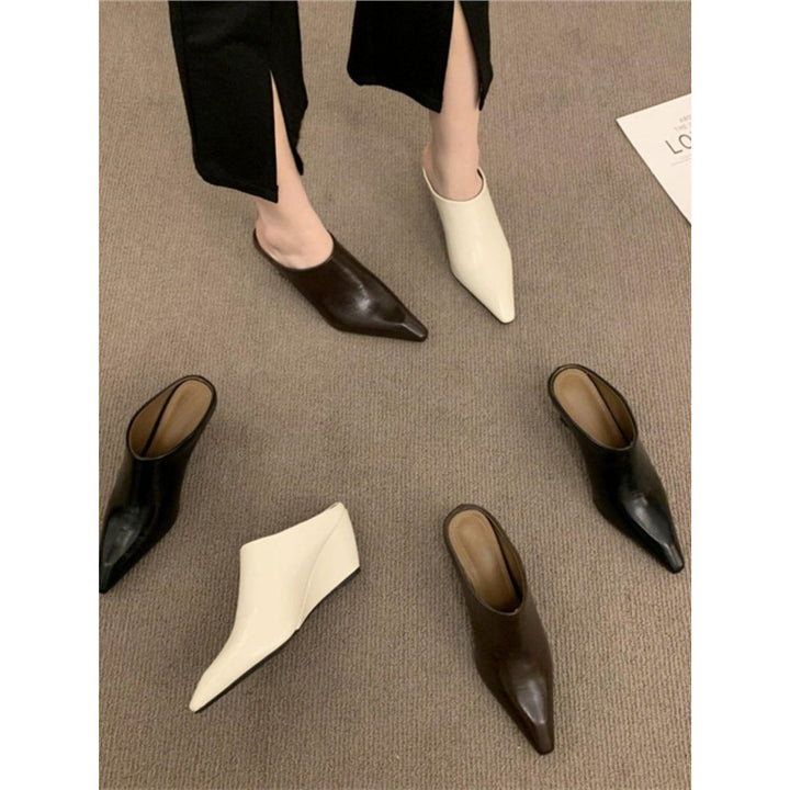 Damen Spitz zulaufende Slip‑On Mules mit skulptiertem Keilabsatz – Avérine