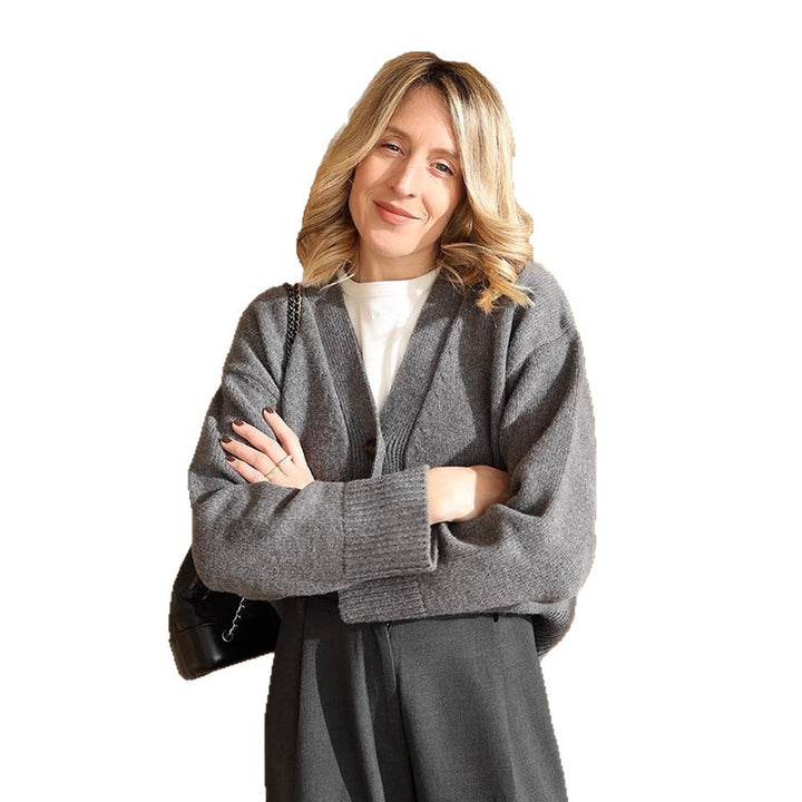 Damen Boxy Strickjacke mit V-Ausschnitt, aufgesetzten Taschen und Hornknöpfen Echoarchiv