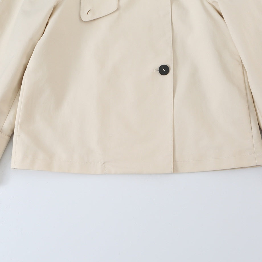 Damen Kurz geschnittene Trenchjacke mit asymmetrischer Knopfleiste und Hemdkragen Echo Archiv