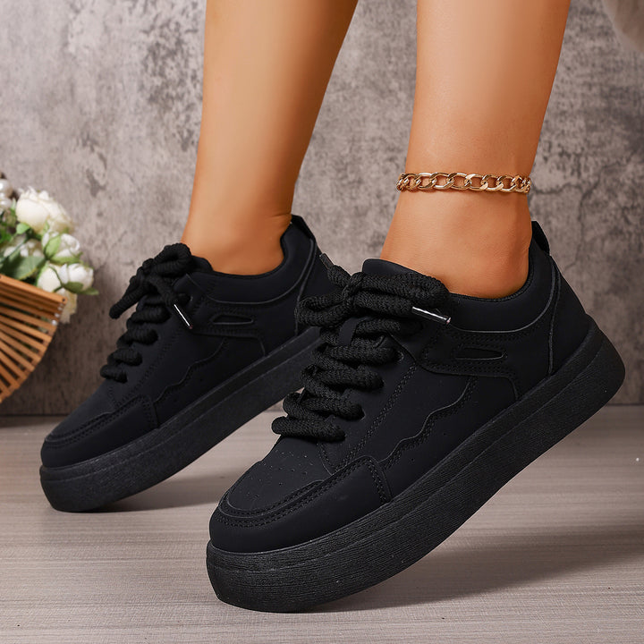 Damen Plateau-Sneaker mit dicker Laufsohle, übergroßen Schnürsenkeln und gepolstertem Knöchelbereich – Névara
