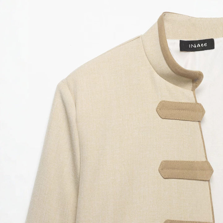 Damen Kurze Jacke im militärisch inspirierten Stil mit Stehkragen und Zierriemen Echo Archiv