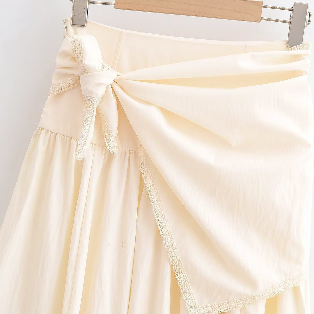 Damen Midirock mit Wickel-Overlay, hoher Taille und Spitzenbesatz Echo Archiv