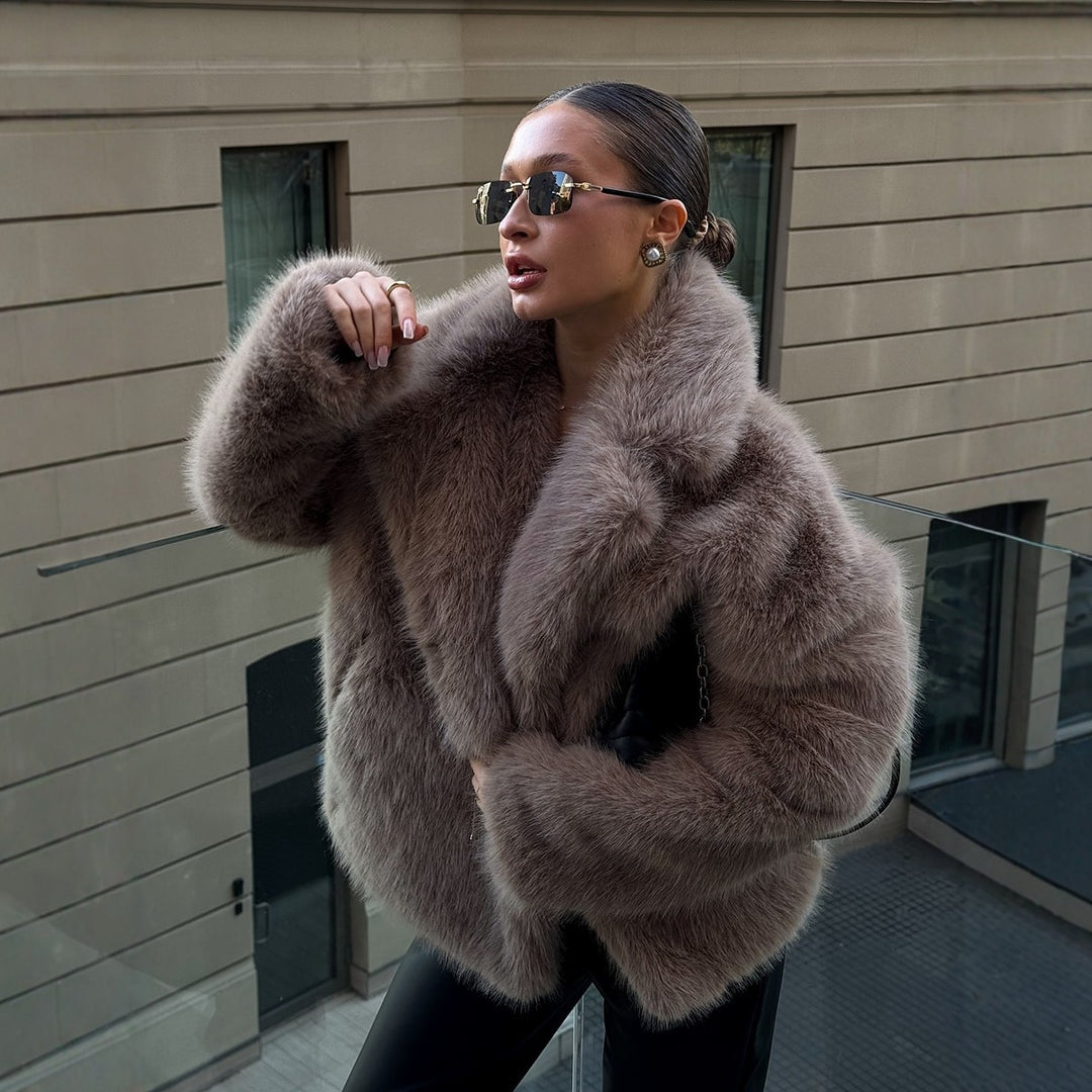 Damen Luxuriöse kurze Kunstpelzjacke mit breitem Schalkragen Echo Archiv
