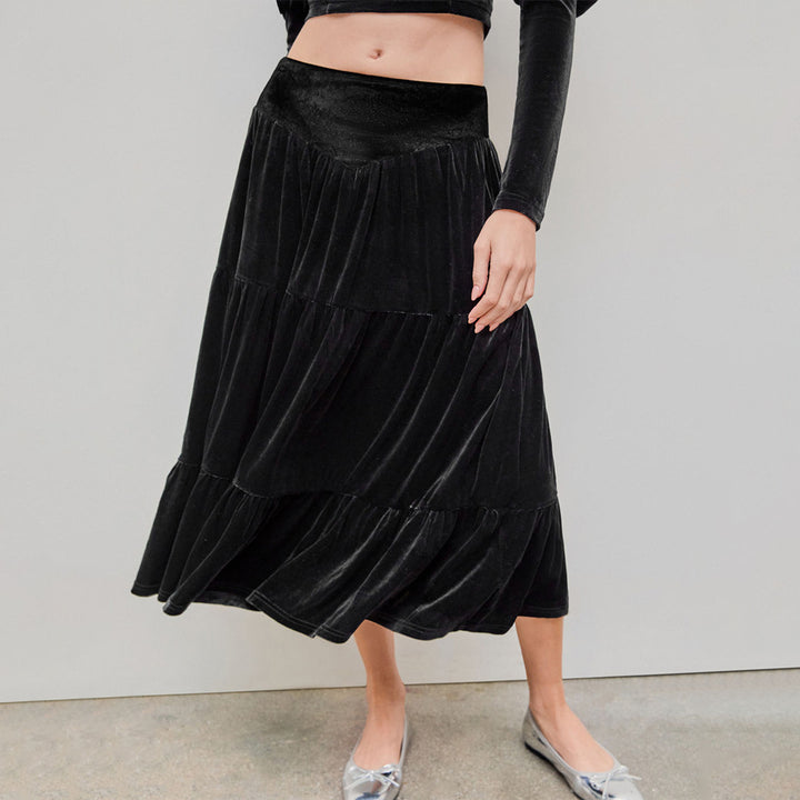 Damen Samtiges zweiteiliges Set mit gerafftem Bustier-Crop und stufigem Midirock – Élanora