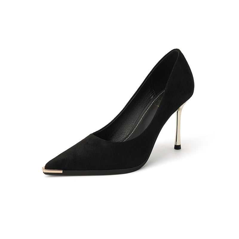 Damen Velours‑Pumps mit schmalem goldfarbenem Stilettoabsatz und Metallkappen‑Detail – Lioré