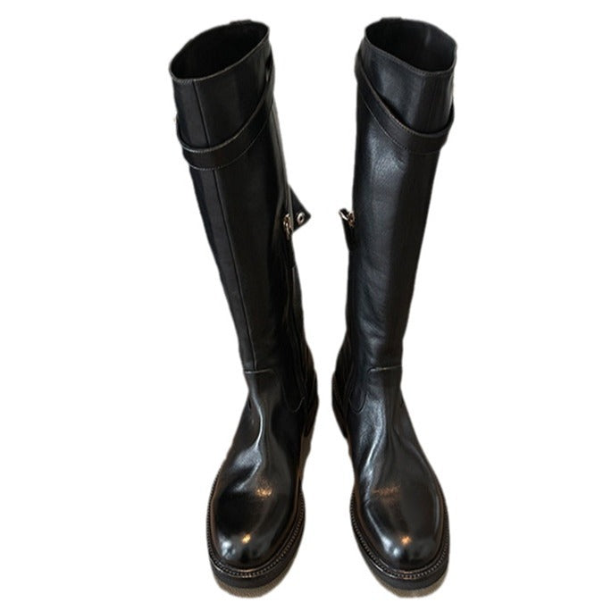 Damen kniehohe Lederstiefel mit flacher Profilsohle und Ziergurt Echo Archiv