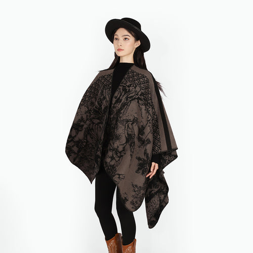 Damen Jacquard-Strickcape mit Stehkragen und grafischem Waldmotiv – Avérine