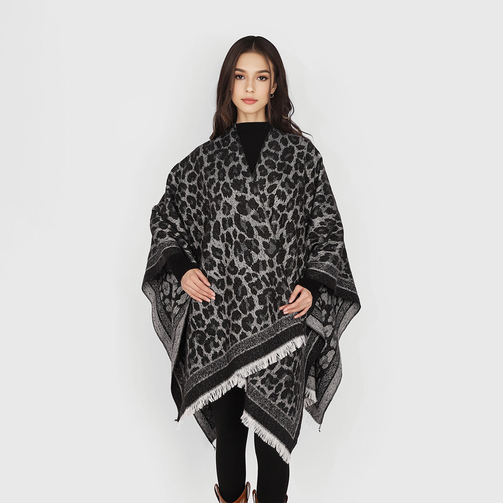 Damen Jacquard-Capeponcho mit Leo-Struktur und Fransensaum Echo Archiv
