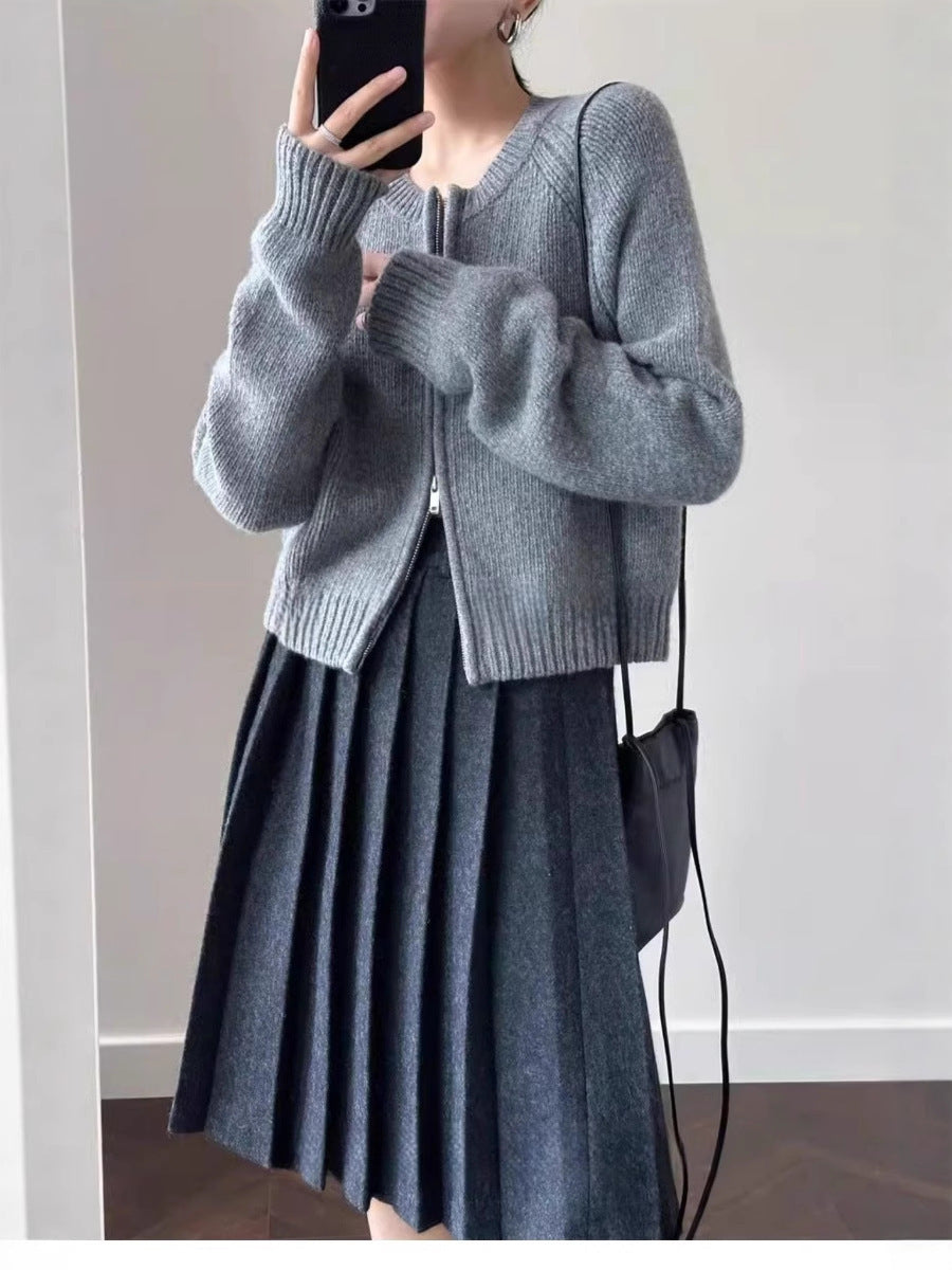 Damen Kurzjacke aus softem Feinstrick mit durchgehendem Reißverschluss und geripptem Saum Echoarchiv