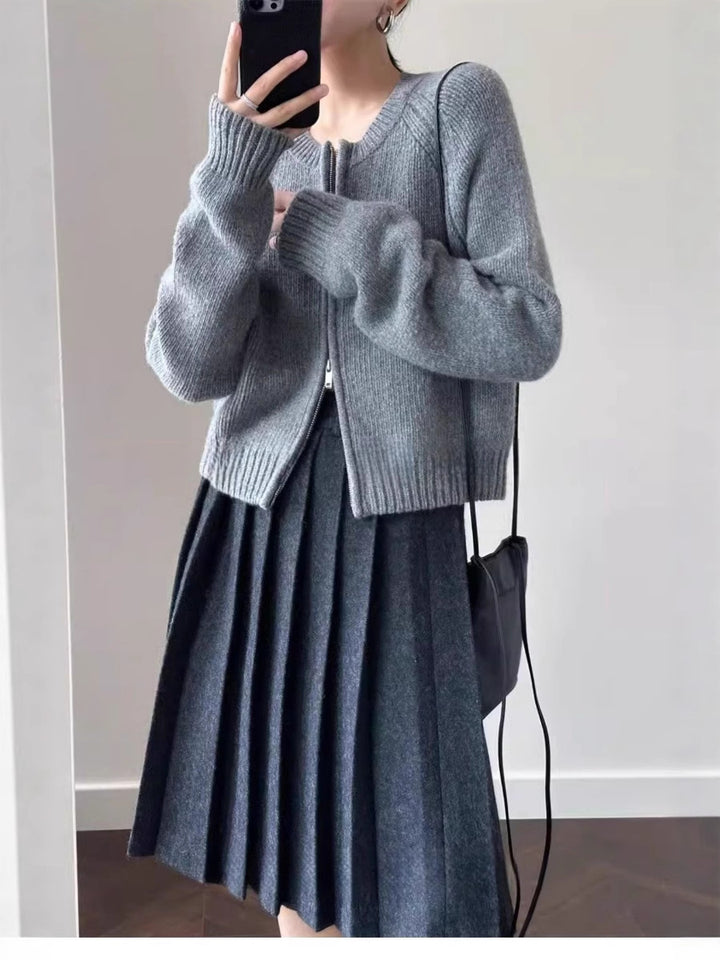 Damen Kurzjacke aus softem Feinstrick mit durchgehendem Reißverschluss und geripptem Saum Echoarchiv