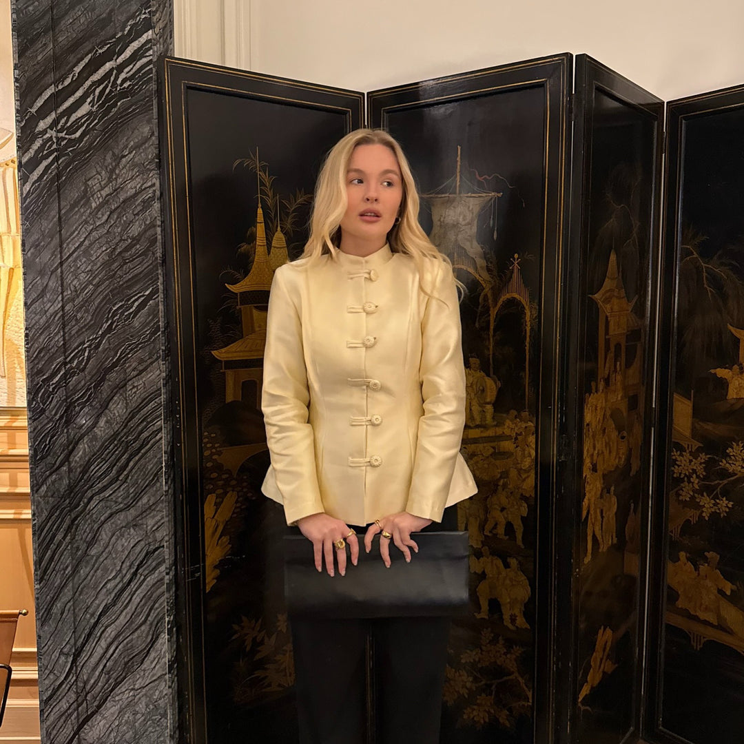 Damen Taillierter Satinblazer mit Stehkragen, Zierkordel‑Knöpfen und Schößchen Echo Archiv