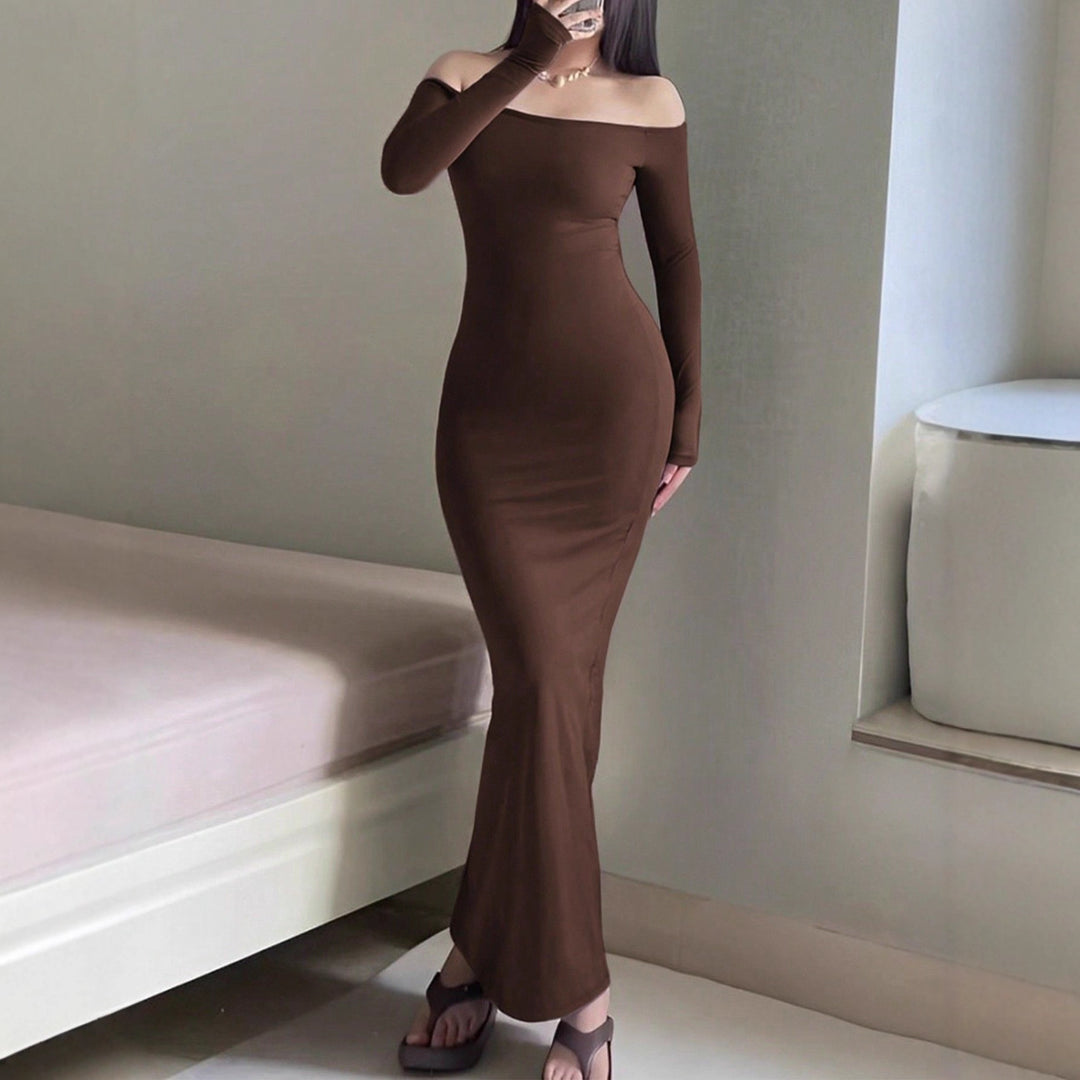 Damen Etuikleid mit schulterfreier, eleganter Silhouette Echo Archiv