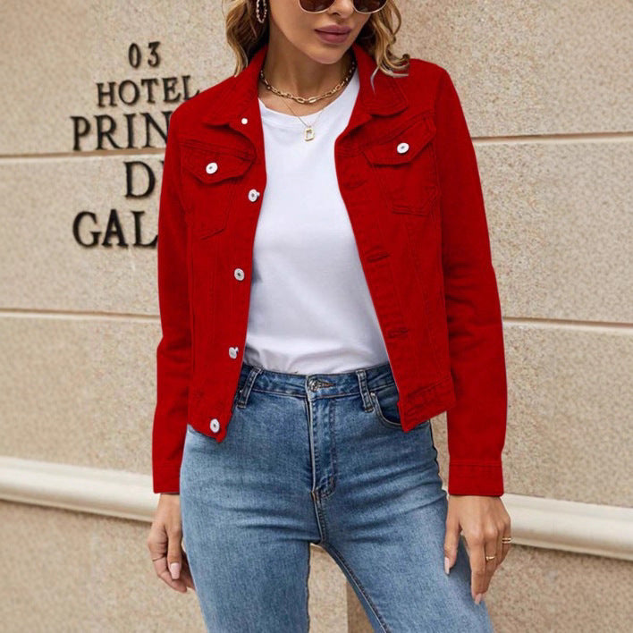 Damen taillierte kurze Jeansjacke im Trucker‑Stil mit Pattentaschen Echo Archiv