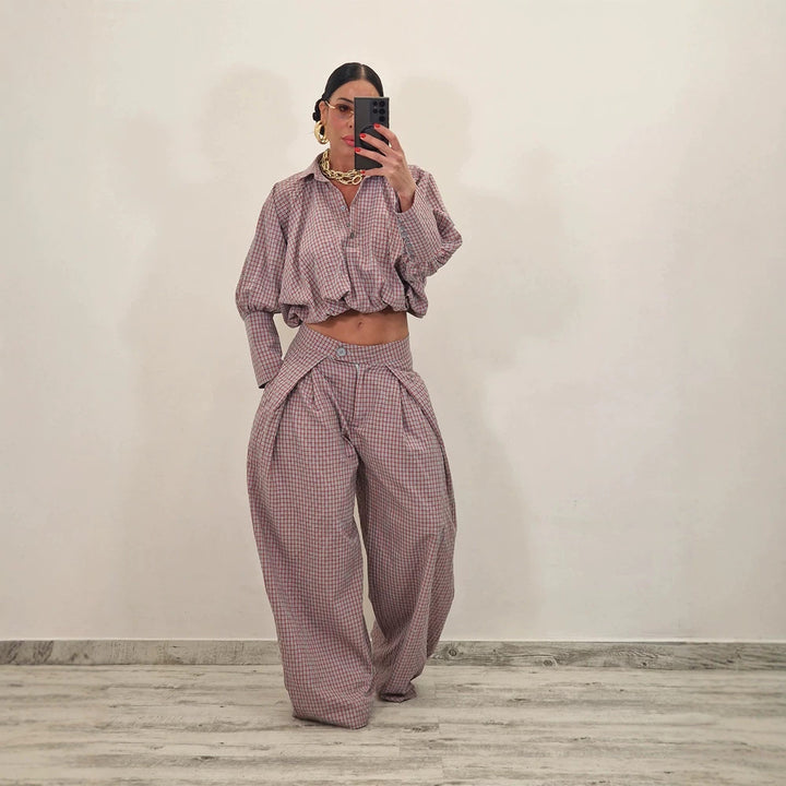 Damen Zweiteiliges kariertes Set mit Cropped Oversize-Hemd und weiter Bundfaltenhose Echoarchiv