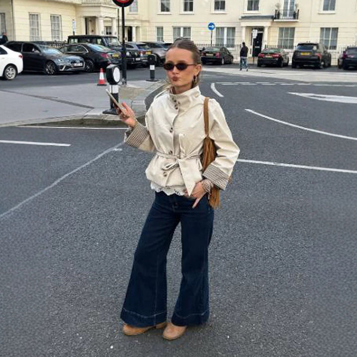 Damen Kurze taillierte Lederimitat-Jacke mit Stehkragen, Karo-Bündchen & Bindegürtel Echoarchiv