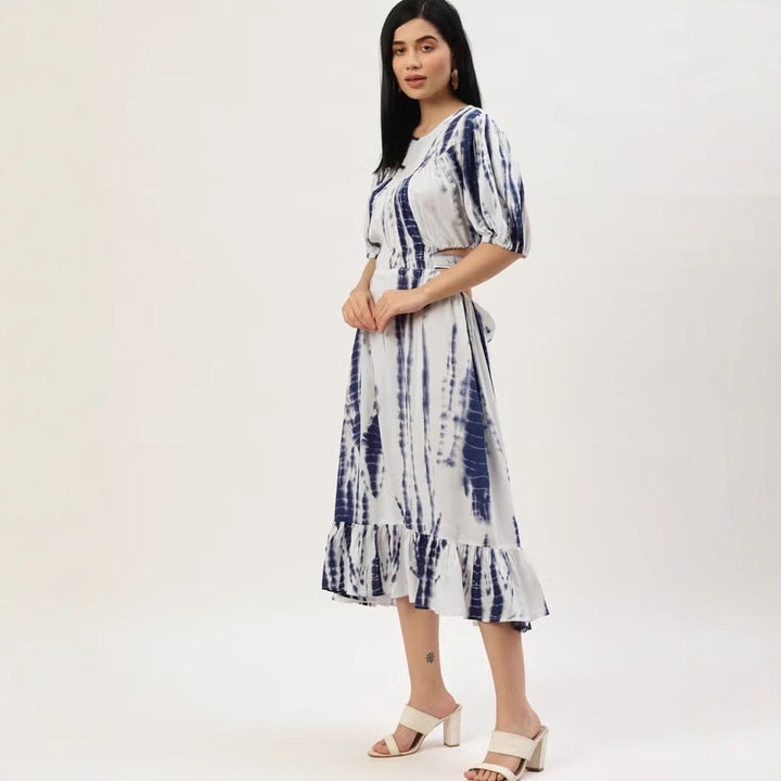 Damen Midikleid mit Batikprint, tailliertem Schnitt, seitlichem Cut-Out und Volant-Saum – Élara