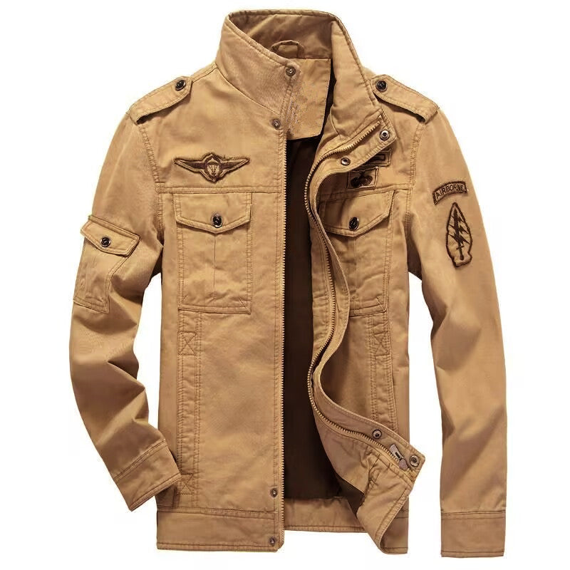Herren Leichte Canvas-Utilityjacke im Military‑Look mit Stehkragen, Epauletten und Brustpattentaschen Echoarchiv