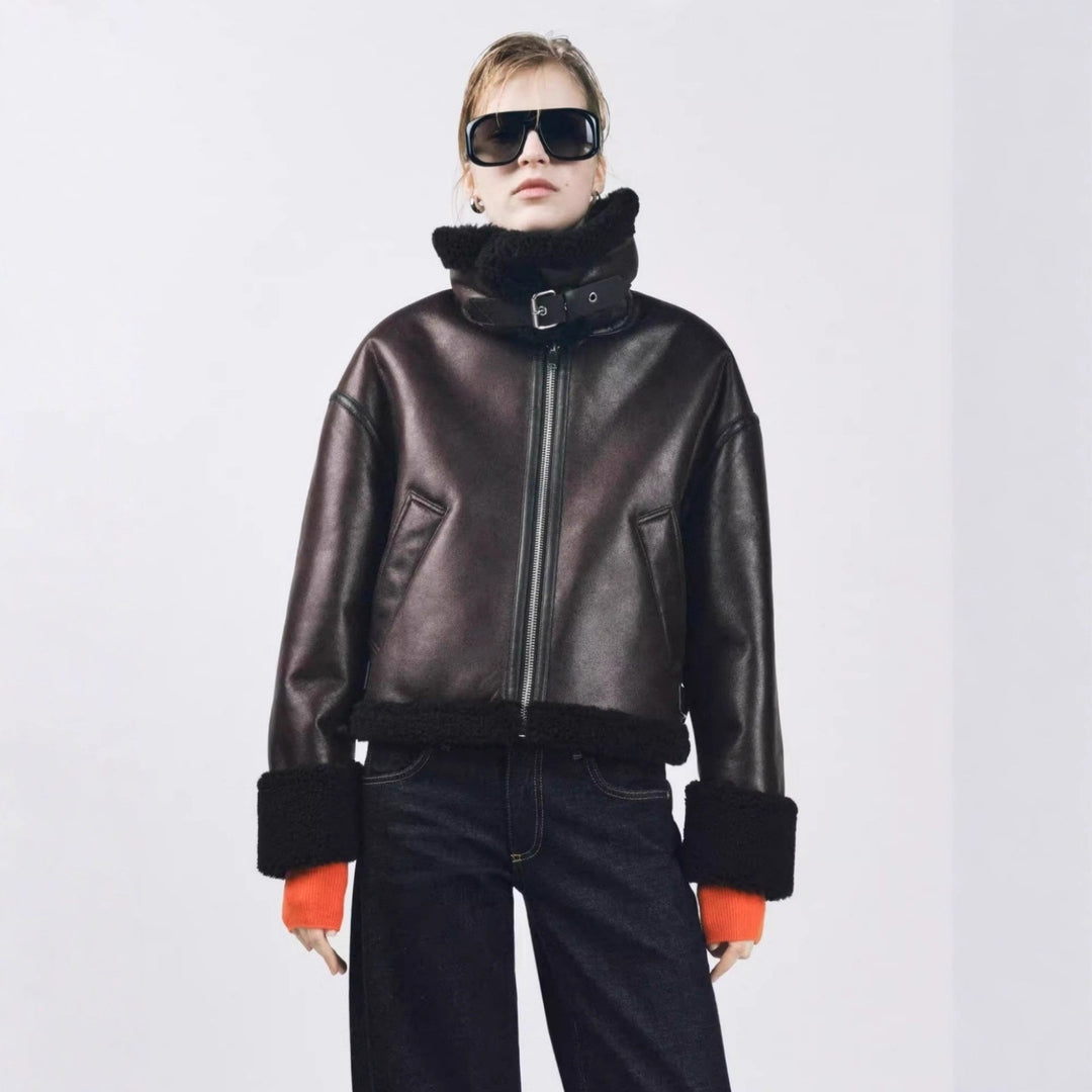 Damen Kurz geschnittene Aviator‑Jacke aus Lammfellimitat mit großem Teddykragen Echo Archiv
