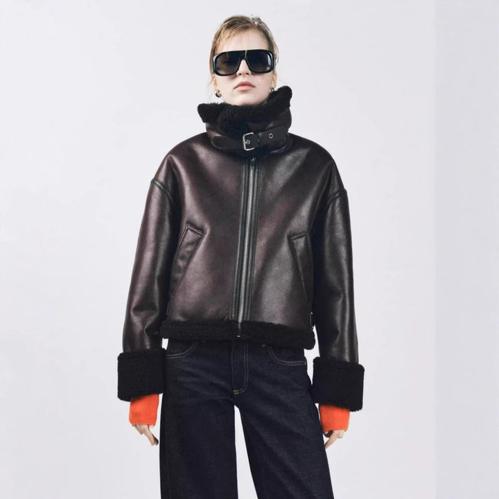 Damen Kurz geschnittene Aviator‑Jacke aus Lammfellimitat mit großem Teddykragen Echo Archiv