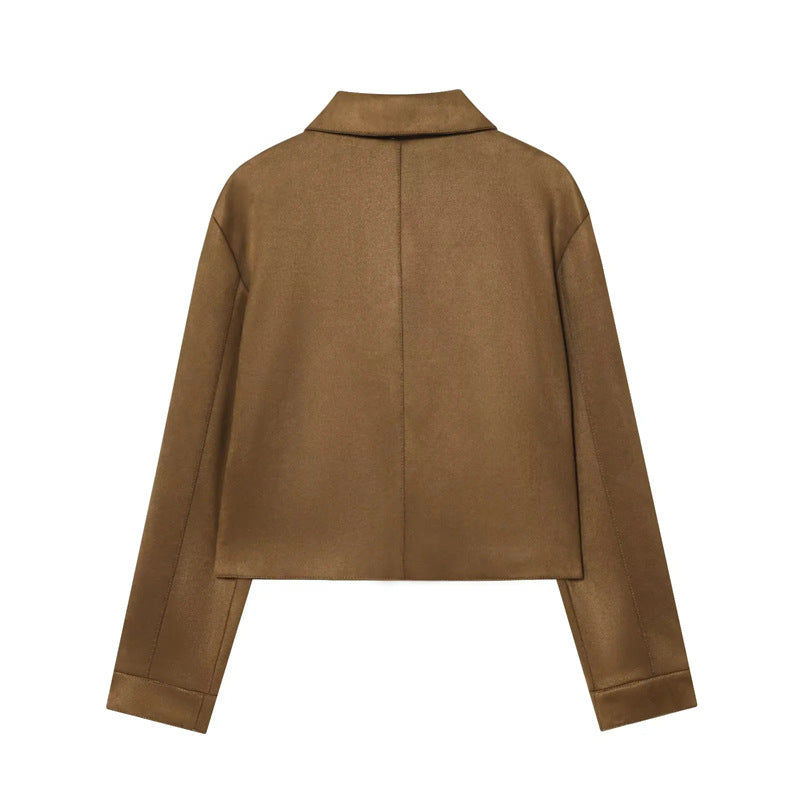 Damen kurze taillierte Boxy-Jacke mit Hemdkragen, Eingrifftaschen und durchgehender Knopfleiste – Célinea
